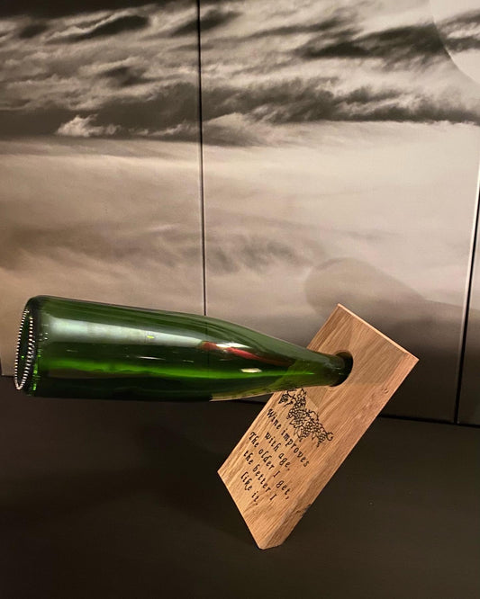 Balanserende flaskeholder i eik (Wine improves)
