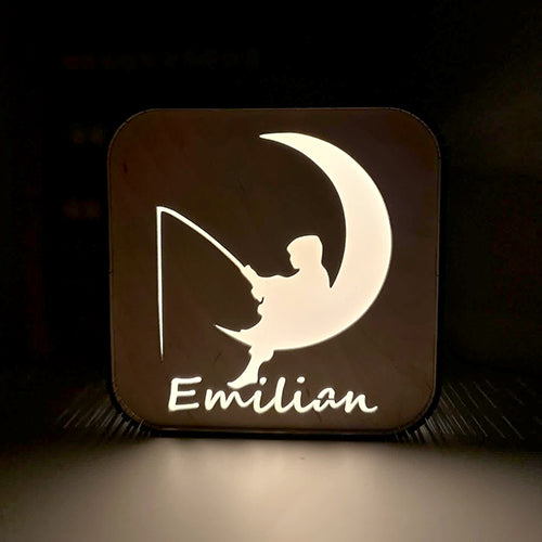 Månegutt. Lampe med utskåret motiv og navn.