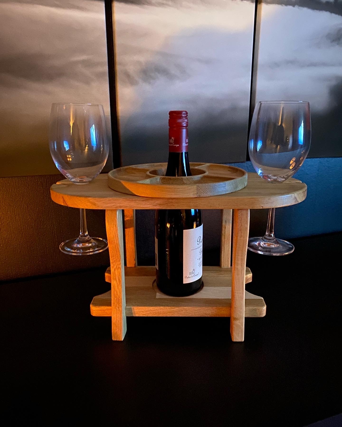 Vin caddie i eik med serveringsfat.