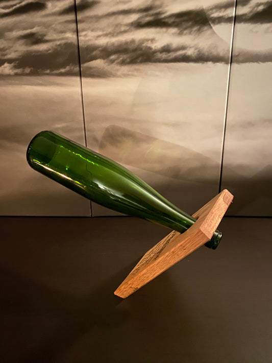 Balanserende flaskeholder i eik M/din gravering