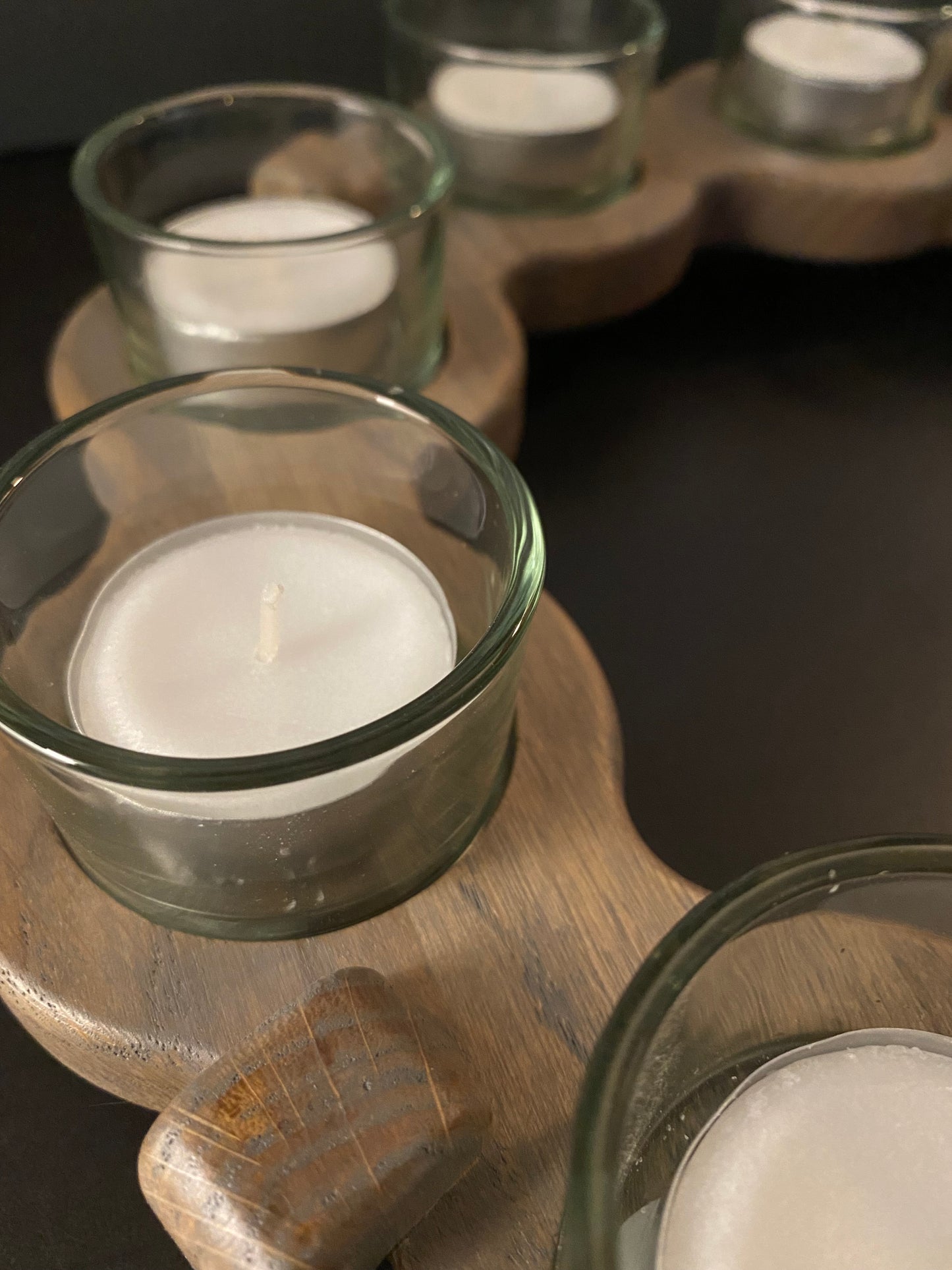 Rund tlysholder i eik, med 10 stk glass.