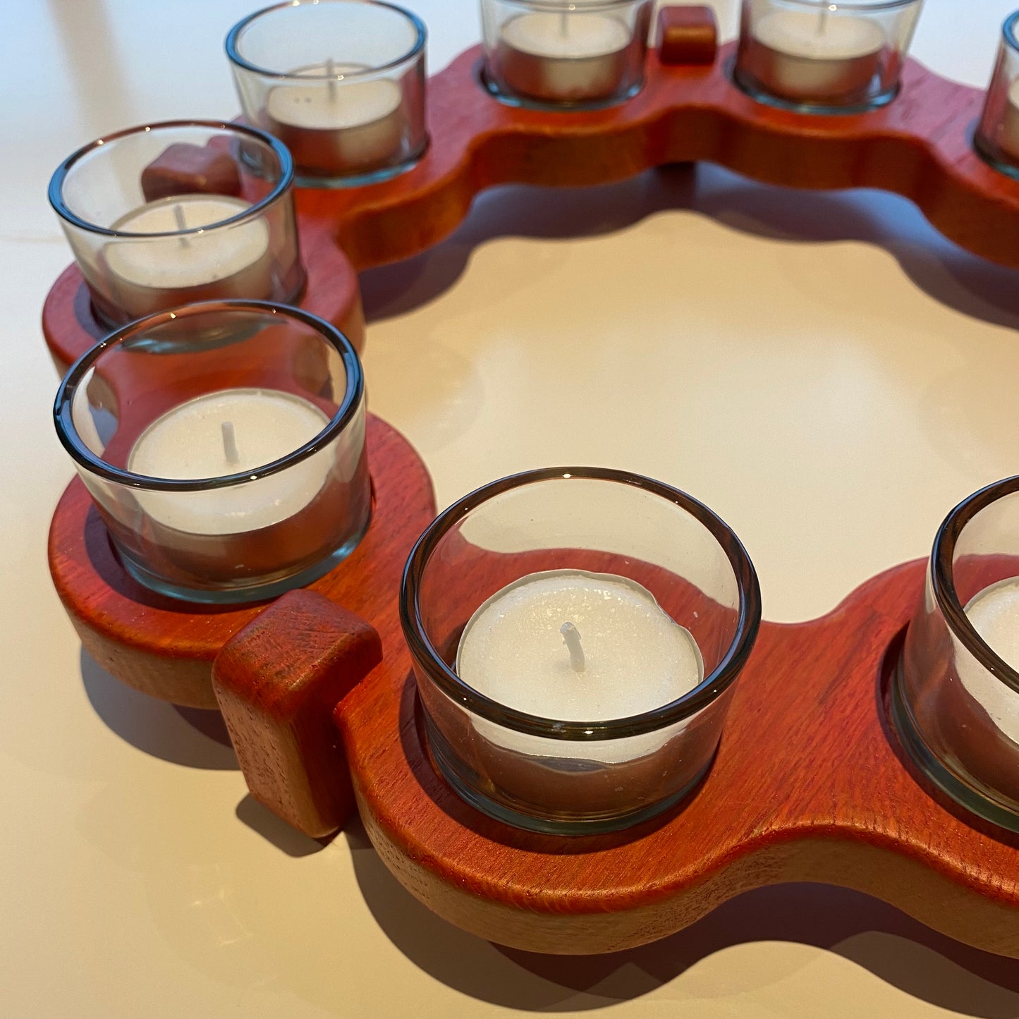 Rund tlysholder i eik, med 10 stk glass.