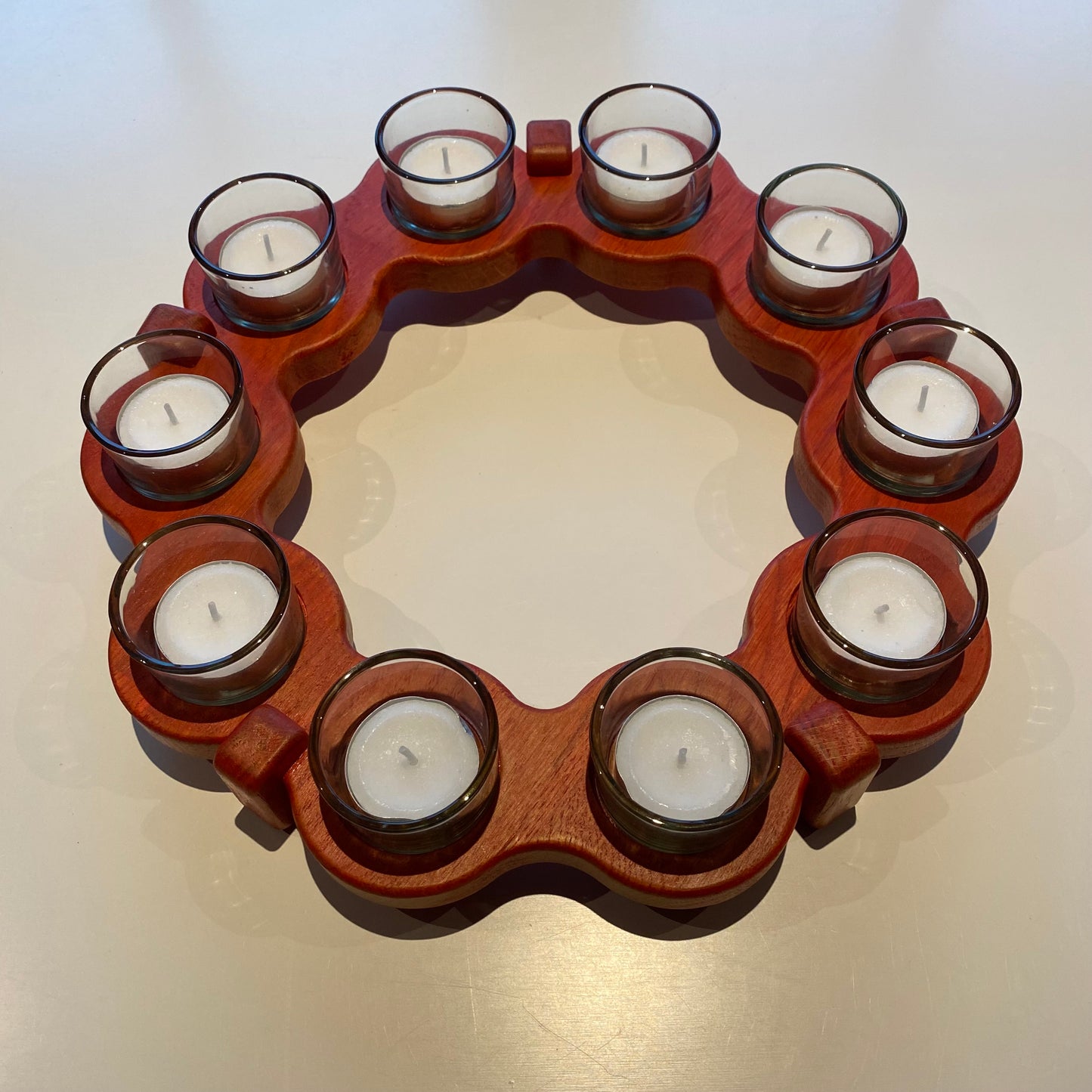 Rund tlysholder i eik, med 10 stk glass.