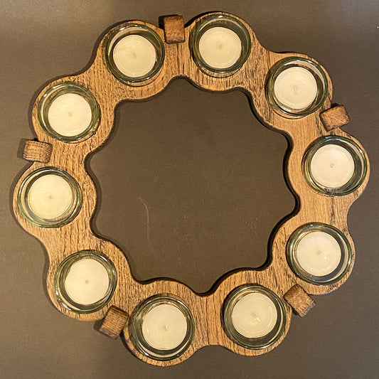 Rund tlysholder i eik, med 10 stk glass.