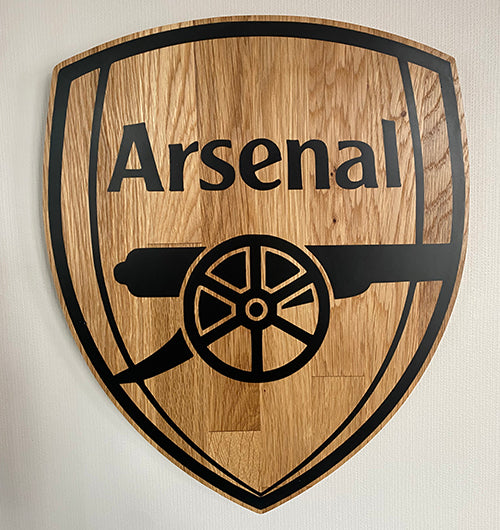 Fotballskilt i eik og epoxy, Asenal motiv
