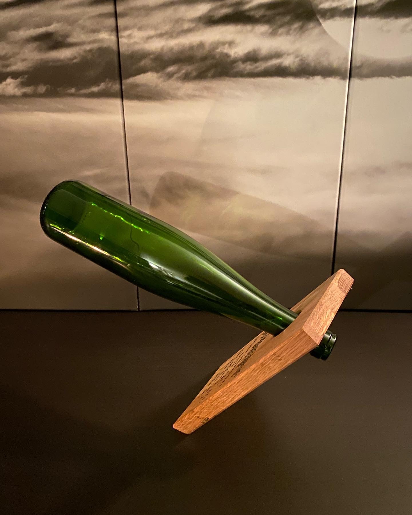 Balanserende flaskeholder i eik (Wine improves)