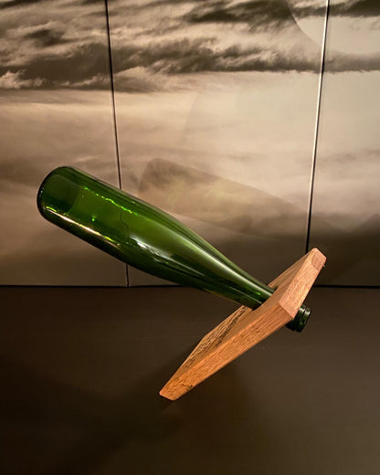 Balanserende flaskeholder i eik (Wine improves)
