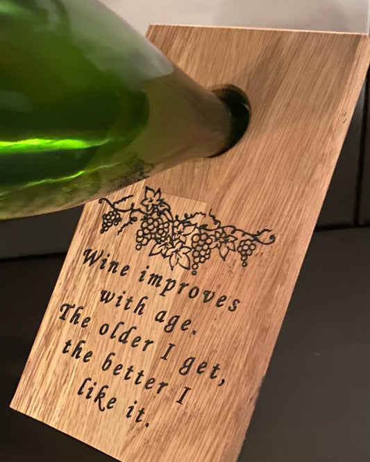 Balanserende flaskeholder i eik (Wine improves)