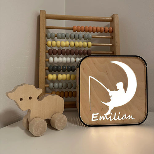 Månegutt. Lampe med utskåret motiv og navn.