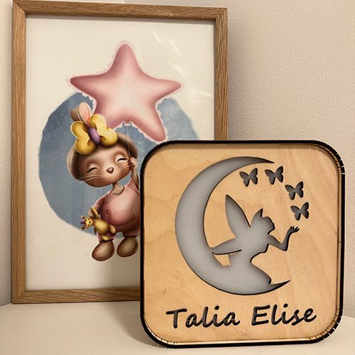 Månejente. Lampe med utskåret motiv og navn.