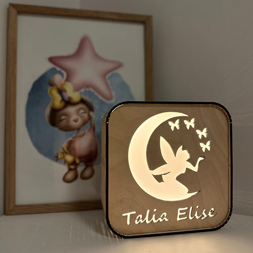 Månejente. Lampe med utskåret motiv og navn.