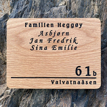 Dørskilt i heltre eik, med malt gravering. 20x15