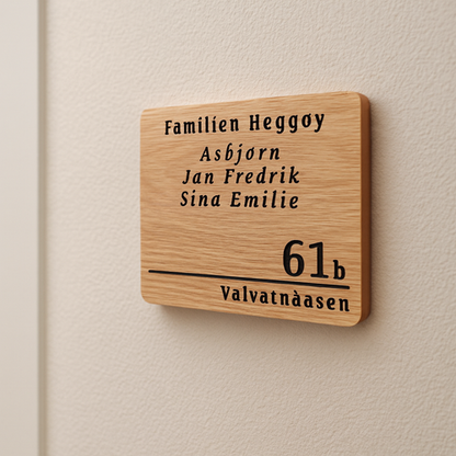 Dørskilt i heltre eik, med malt gravering. 20x15